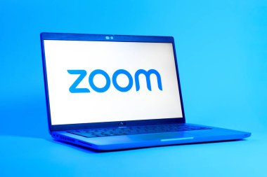 Prag, Çek Cumhuriyeti - 05: 18 2025: Zoom logosunu gösteren bir dizüstü bilgisayarın düşük açılı görüntüsü. Zoom video toplantıları ve çevrimiçi işbirliği için bir platform.