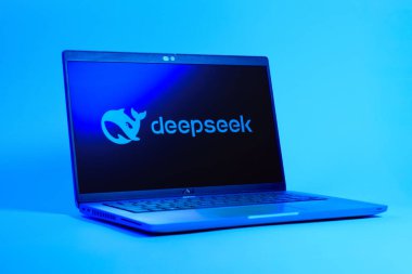 Prag, Çek Cumhuriyeti - 05: 18 2025: Deepseek logosunu gösteren bir dizüstü bilgisayarın düşük açılı görüntüsü. Deepseek yapay zeka destekli arama ve araştırma için bir platformdur.