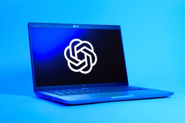 Prag, Çek Cumhuriyeti - 05: 18 2025: OpenAI logosunu gösteren bir dizüstü bilgisayarın düşük açılı görüntüsü. OpenAI, yapay zeka modelleri ve uygulamaları geliştiren bir platformdur..
