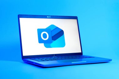 Prag, Çek Cumhuriyeti - 05: 18 2025: Outlook logosunu gösteren bir dizüstü bilgisayarın düşük açılı görüntüsü. Outlook iletileri göndermek ve yönetmek için bir e- posta platformudur.