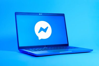 Prag, Çek Cumhuriyeti - 05: 18 2025: Haberci logosunu gösteren bir dizüstü bilgisayarın düşük açılı görüntüsü. Haberci Facebook 'ta mesajlaşma ve sohbet için bir platformdur.