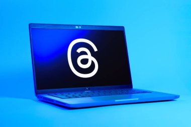 Prag, Çek Cumhuriyeti - 05: 18 2025: İplik logosunu gösteren dizüstü bilgisayarın düşük açılı görüntüsü. Tartışmalar, kısa gönderileri ve güncellemeleri paylaşmak için bir sosyal medya platformudur.