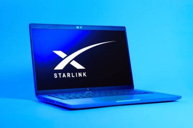 Prag, Çek Cumhuriyeti - 05: 18 2025: Starlink logosunu gösteren bir dizüstü bilgisayarın düşük açılı görüntüsü. Starlink küresel bağlantı sağlayan bir uydu internet hizmetidir.
