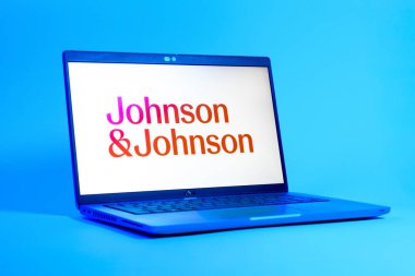 Prag, Çek Cumhuriyeti - 05: 18 2025: Johnson ve Johnson logosunu gösteren bir dizüstü bilgisayarın düşük açılı görüntüsü. Johnson ve Johnson, sağlık ve tüketim ürünleri üreten bir şirket..