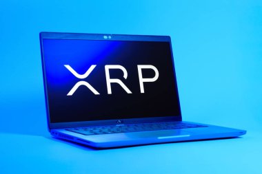 Prag, Çek Cumhuriyeti - 05: 18 2025: Ripple logosunu gösteren bir dizüstü bilgisayarın düşük açılı görüntüsü. Dalgalanma dijital kripto para birimi ve ödeme protokolüdür..