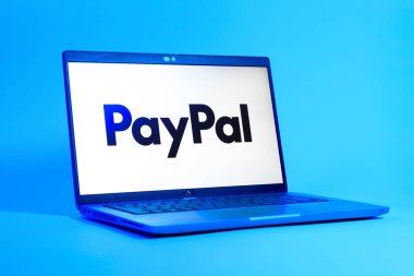 Prag, Çek Cumhuriyeti - 05: 18 2025: PayPal logosunu gösteren bir dizüstü bilgisayarın düşük açılı görüntüsü. PayPal çevrimiçi ödemeler ve para transferleri için bir platformdur.