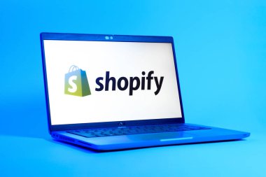 Prag, Çek Cumhuriyeti - 05: 18 2025: Shopify logosunu gösteren bir dizüstü bilgisayarın düşük açılı görüntüsü. Shopify çevrimiçi mağazalar oluşturmak ve yönetmek için bir platformdur.