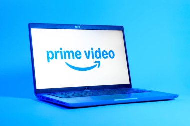 Prag, Çek Cumhuriyeti - 05: 18 2025: Prime video logosunu gösteren bir dizüstü bilgisayarın düşük açılı görüntüsü. Asal video, filmler ve TV programları için bir yayın platformudur..