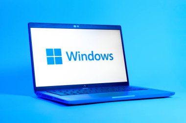 Prag, Çek Cumhuriyeti - 05: 18 2025: Windows logosunu gösteren bir dizüstü bilgisayarın düşük açılı görüntüsü. Windows kişisel bilgisayarlar için bir işletim sistemidir.