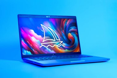 Prag, Çek Cumhuriyeti - 05: 18 2025: Midtrip logosunu gösteren bir dizüstü bilgisayarın düşük açılı görüntüsü. Midtrip yapay zeka ürünü resimler ve sanat için bir platformdur..