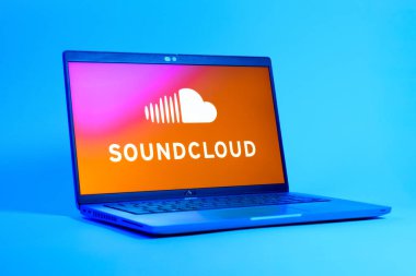Prag, Çek Cumhuriyeti - 05: 18 2025: SoundCloud logosunu gösteren bir dizüstü bilgisayarın düşük açılı görüntüsü. SoundCloud müzik paylaşımı ve yayını için bir platformdur..