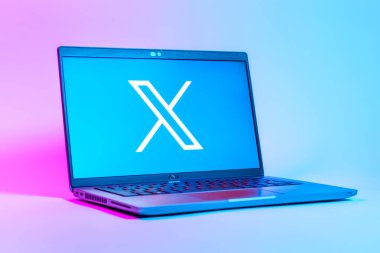 Prag, Çek Cumhuriyeti - 05: 18 2025: X logosunu gösteren bir dizüstü bilgisayarın düşük açılı görüntüsü. X, kısa gönderileri ve güncellemeleri paylaşmak için bir platformdur.