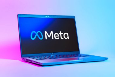 Prag, Çek Cumhuriyeti - 05: 18 2025: Meta logosunu gösteren bir dizüstü bilgisayarın düşük açılı görüntüsü. Meta, Facebook ve Instagram gibi sosyal platformlar sunan bir şirket..