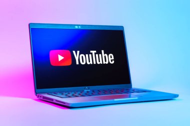 Prag, Çek Cumhuriyeti - 05: 18 2025: Youtube logosunu gösteren bir dizüstü bilgisayarın düşük açılı görüntüsü. Youtube dünya çapında videoları izlemek ve paylaşmak için bir platform.