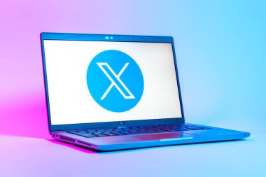 Prag, Çek Cumhuriyeti - 05: 18 2025: X logosunu gösteren bir dizüstü bilgisayarın düşük açılı görüntüsü. X, kısa gönderileri ve güncellemeleri paylaşmak için bir platformdur.