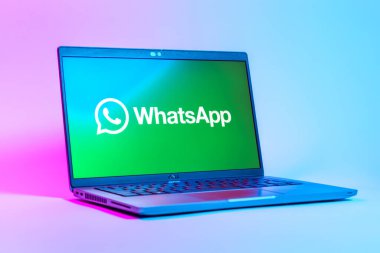 Prag, Çek Cumhuriyeti - 05: 18 2025: WhatsApp logosunu gösteren bir dizüstü bilgisayarın düşük açılı görüntüsü. WhatsApp mesaj, çağrı ve medya göndermek için bir uygulamadır.