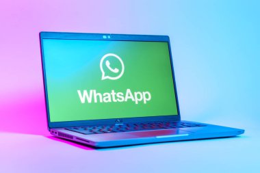 Prag, Çek Cumhuriyeti - 05: 18 2025: WhatsApp logosunu gösteren bir dizüstü bilgisayarın düşük açılı görüntüsü. WhatsApp mesaj, çağrı ve medya göndermek için bir uygulamadır.