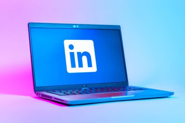 Prag, Çek Cumhuriyeti - 05: 18 2025: LinkedIn logosunu gösteren bir dizüstü bilgisayarın düşük açılı görüntüsü. LinkedIn, insanları ve şirketleri birbirine bağlayan profesyonel bir ağ..