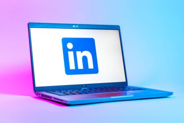 Prag, Çek Cumhuriyeti - 05: 18 2025: LinkedIn logosunu gösteren bir dizüstü bilgisayarın düşük açılı görüntüsü. LinkedIn, insanları ve şirketleri birbirine bağlayan profesyonel bir ağ..