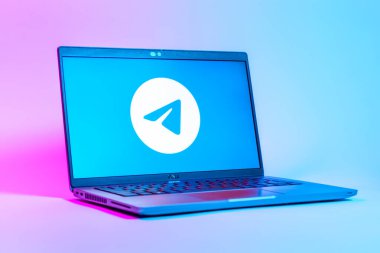 Prag, Çek Cumhuriyeti - 05: 18 2025: Telegram logosunu gösteren bir dizüstü bilgisayarın düşük açılı görüntüsü. Telgraf hızlı ve güvenli iletiler için bir uygulamadır.