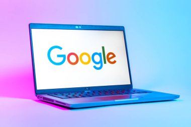 Prag, Çek Cumhuriyeti - 05: 18 2025: Google logosunu gösteren bir dizüstü bilgisayarın düşük açılı görüntüsü. Google bilgi için bir arama motoru ve teknoloji platformudur.