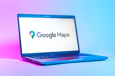 Prag, Çek Cumhuriyeti - 05: 18 2025: Google Maps logosunu gösteren bir dizüstü bilgisayarın düşük açılı görüntüsü. Google Maps haritalar, navigasyon ve konum hizmetleri için bir platformdur.