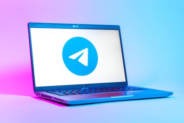 Prag, Çek Cumhuriyeti - 05: 18 2025: Telegram logosunu gösteren bir dizüstü bilgisayarın düşük açılı görüntüsü. Telgraf hızlı ve güvenli iletiler için bir uygulamadır.