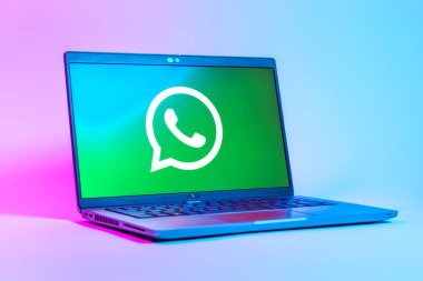 Prag, Çek Cumhuriyeti - 05: 18 2025: WhatsApp logosunu gösteren bir dizüstü bilgisayarın düşük açılı görüntüsü. WhatsApp mesaj, çağrı ve medya göndermek için bir uygulamadır.