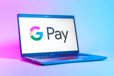 Prag, Çek Cumhuriyeti - 05: 18 2025: Google Pay logosunu gösteren bir dizüstü bilgisayarın düşük açılı görüntüsü. Google Pay kolay ve güvenli dijital ödemeler için bir platformdur.
