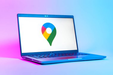 Prag, Çek Cumhuriyeti - 05: 18 2025: Google Maps logosunu gösteren bir dizüstü bilgisayarın düşük açılı görüntüsü. Google Maps haritalar, navigasyon ve konum hizmetleri için bir platformdur.