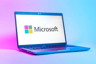 Prag, Çek Cumhuriyeti - 05: 18 2025: Microsoft logosunu gösteren bir dizüstü bilgisayarın düşük açılı görüntüsü. Microsoft yazılım, donanım ve hizmet sunan bir teknoloji şirketidir..