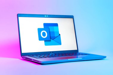 Prag, Çek Cumhuriyeti - 05: 18 2025: Outlook logosunu gösteren bir dizüstü bilgisayarın düşük açılı görüntüsü. Outlook iletileri göndermek ve yönetmek için bir e- posta platformudur.