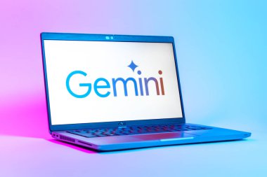 Prag, Çek Cumhuriyeti - 05: 18 2025: Gemini logosunu gösteren dizüstü bilgisayarın düşük açılı görüntüsü. Gemini kripto para ticareti ve yönetimi için bir platformdur..