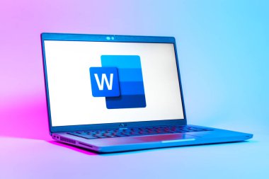 Prag, Çek Cumhuriyeti - 05: 18 2025: Word logosunu gösteren bir dizüstü bilgisayarın düşük açılı görüntüsü. Word belge yaratmak ve düzenlemek için bir yazılımdır..