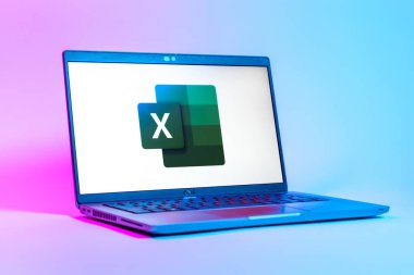 Prag, Çek Cumhuriyeti - 05: 18 2025: Excel logosunu gösteren bir dizüstü bilgisayarın düşük açılı görüntüsü. Excel, tablo, veri analizi ve hesaplamalar için bir yazılımdır..