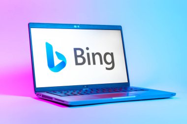 Prag, Çek Cumhuriyeti - 05: 18 2025: Bing logosunu gösteren dizüstü bilgisayarın düşük açılı görüntüsü. Bing çevrimiçi bilgi bulmak için bir arama motorudur.