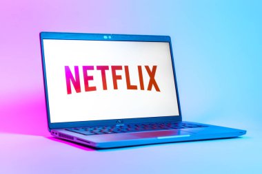 Prag, Çek Cumhuriyeti - 05: 18 2025: Netflix logosunu gösteren bir dizüstü bilgisayarın düşük açılı görüntüsü. Netflix sinema ve televizyon programları için bir yayın platformudur..