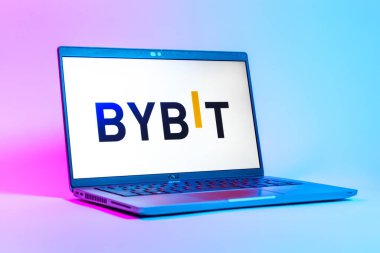 Prag, Çek Cumhuriyeti - 05: 18 2025: Bybit logosunu gösteren bir dizüstü bilgisayarın düşük açılı görüntüsü. Bybit şifreli para ve türev ticareti için bir platformdur.