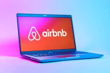 Prag, Çek Cumhuriyeti - 05: 18 2025: Airbnb logosunu gösteren bir dizüstü bilgisayarın düşük açılı görüntüsü. Airbnb dünya çapında kısa vadeli konaklama için bir platformdur..