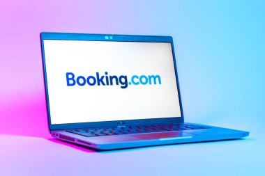 Prag, Çek Cumhuriyeti - 05: 18 2025: Booking.com logosunu gösteren bir dizüstü bilgisayarın düşük açılı görüntüsü. Rezervasyon, otel bulmak ve rezervasyon yaptırmak için bir platformdur..
