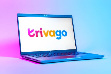 Prag, Çek Cumhuriyeti - 05: 18 2025: Trivago logosunu gösteren dizüstü bilgisayarın düşük açılı görüntüsü. Trivago otel fiyatlarını ve anlaşmaları karşılaştırmak için bir platform..