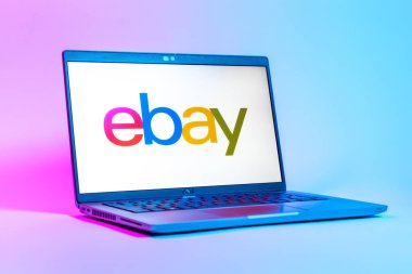 Prag, Çek Cumhuriyeti - 05: 18 2025: eBay logosunu gösteren bir dizüstü bilgisayarın düşük açılı görüntüsü. eBay, mal alıp satmak için çevrimiçi bir pazardır..