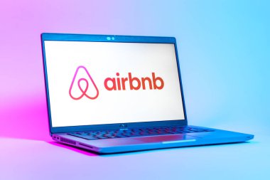 Prag, Çek Cumhuriyeti - 05: 18 2025: Airbnb logosunu gösteren bir dizüstü bilgisayarın düşük açılı görüntüsü. Airbnb dünya çapında kısa vadeli konaklama için bir platformdur..