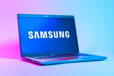 Prag, Çek Cumhuriyeti - 05: 18 2025: Samsung logosunu gösteren bir dizüstü bilgisayarın düşük açılı görüntüsü. Samsung elektronik ve cihaz üreten bir teknoloji şirketi..