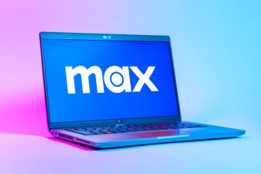 Prag, Çek Cumhuriyeti - 05: 18 2025: Max logosunu gösteren dizüstü bilgisayarın düşük açılı görüntüsü. Max, filmler, TV programları ve özgün içerikler için bir yayın platformudur..