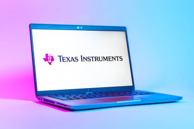 Prag, Çek Cumhuriyeti - 05: 18 2025: Texas Instruments logosunu gösteren dizüstü bilgisayarın düşük açılı görüntüsü. Texas Instruments yarı iletken ve elektronik üreten bir şirket..