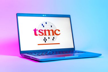 Prag, Çek Cumhuriyeti - 05: 18 2025: TSMC logosunu gösteren bir dizüstü bilgisayarın düşük açılı görüntüsü. TSMC, teknoloji şirketleri için yarı iletken dökümhane üretim çipleri..