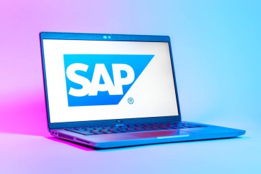 Prag, Çek Cumhuriyeti - 05: 18 2025: SAP logosunu gösteren bir dizüstü bilgisayarın düşük açılı görüntüsü. SAP, şirket uygulamaları ve çözümleri sağlayan bir yazılım şirketidir..