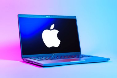 Prag, Çek Cumhuriyeti - 05: 18 2025: Apple logosunu gösteren bir dizüstü bilgisayarın düşük açılı görüntüsü. Apple iPhone, bilgisayar ve hizmet üreten bir teknoloji şirketidir..