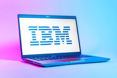 Prag, Çek Cumhuriyeti - 05: 18 2025: IBM logosunu gösteren bir dizüstü bilgisayarın düşük açılı görüntüsü. IBM yazılım, donanım ve danışmanlık sunan bir teknoloji şirketidir..